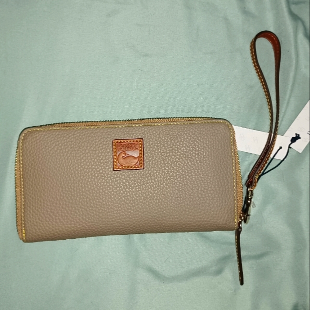 Dooney and Bourke large wristlet